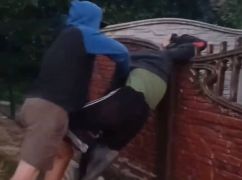 На Харьковщине подросток избил своего сверстника, а товарищ снимал это на видео