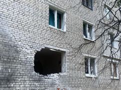 Одна людина загинула, інша - в реанімації: У Вовчанську рашисти поцілили у багатоповерхівку