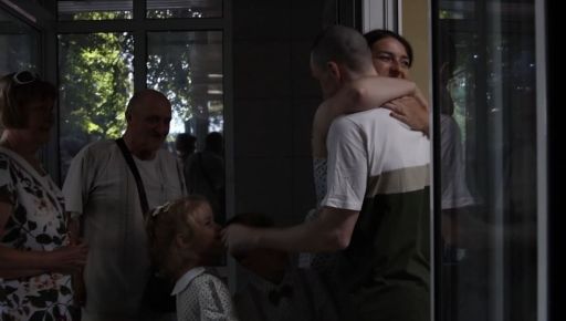 Попал в плен, когда жена была беременна: защитник из Волчанска встретился с семьей