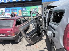 Дрон на оптоволокне ударил по автопарковке в Золочеве: есть раненый