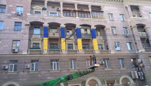 Коммунальщики Терехова скрыли советскую символику на здании в центре Харькова (ФОТОФАКТ)