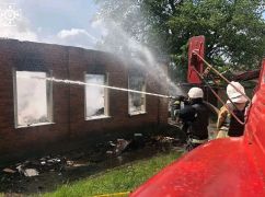 На Харьковщине из-за попадания снаряда вспыхнул дом