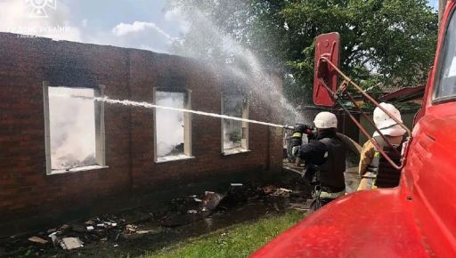 На Харківщині через влучання снаряда спалахнув будинок