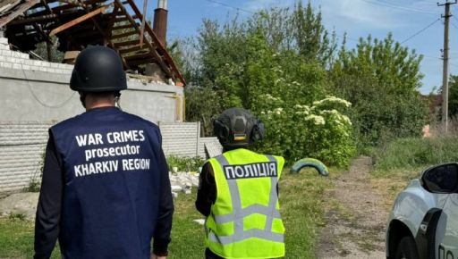 В Ізюмі російські дрони влучили у склади з гуманітарною допомогою: пошкоджено авто благодійників