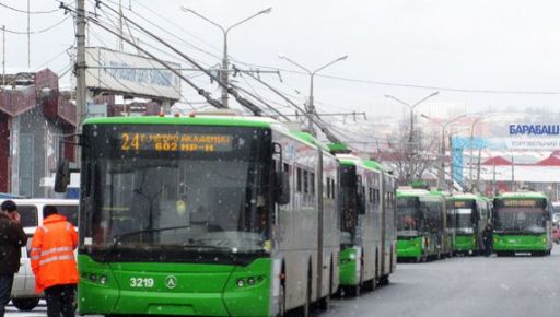 В Харькове образовался провал на дороге: Общественный транспорт изменит маршруты