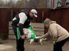 Правоохоронці показали, як допомагають покинутим тваринам на Вовчанському напрямку