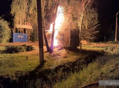 Під Харковом росіяни поцілили по АЗС, сталася пожежа