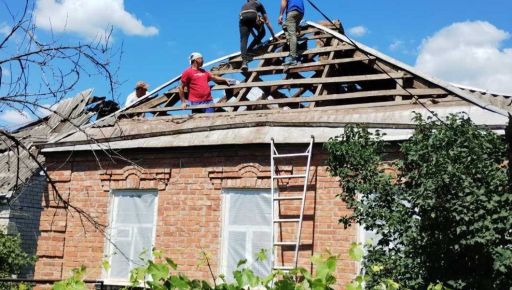 На Харківщині відновлюють пошкоджені російськими авіаударами будинки