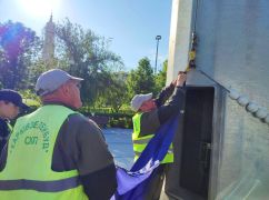 У Харкові через негоду комунальники замінили головний стяг міста на менший