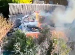 У селищі на Харківщині окупанти серед білого дня дронами знищили житловий будинок