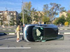У Харкові BMW влетіла в бордюр і перекинулася – соцмережі