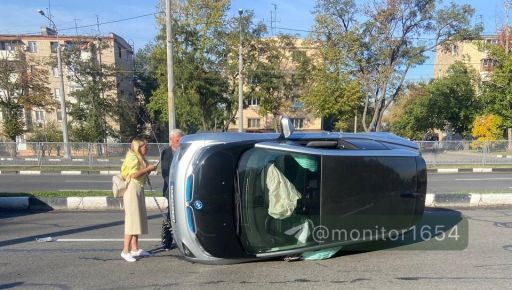 В Харькове BMW врезалась в бордюр и перевернулась – соцсети