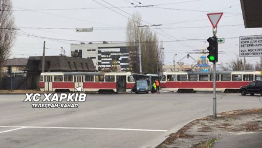 В Харькове трамвай протаранил бус - соцсети