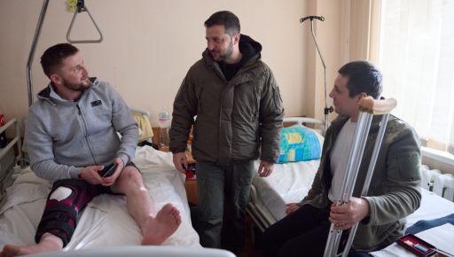 Зеленский в Харькове наградил раненых защитников Укранины