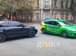 У Харкові машина відомої служби таксі потрапила в ДТП