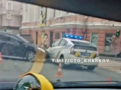 В центре Харькова Toyota протаранила полицейский автомобиль