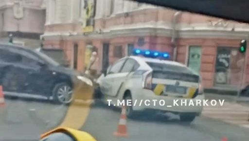 У центрі Харкова Toyota протаранила поліцейську автівку