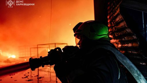 В Харьковской области спасатели потушили масштабный пожар на предприятии после атаки дронами