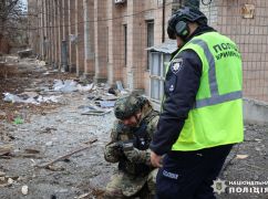 Понівечені фасади та шматки бетону: Актуальні кадри з центру Харкова