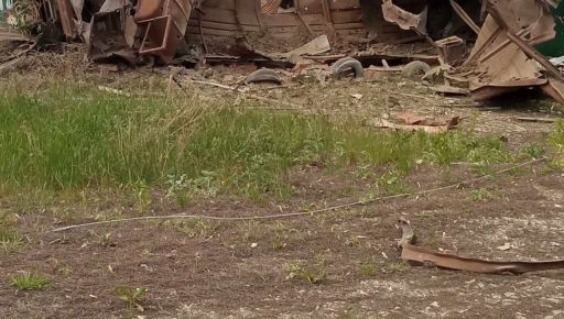 Оккупанты прямым попаданием уничтожили магазин в Харьковской области: Кадры с места
