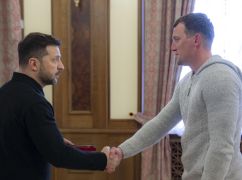 Зеленський нагородив електромонтера з Харківщини за роботу під обстрілами