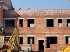 У Харкові ремонтують будинок біля гуртожитку, де ракета вбила 19 людей