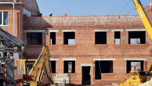 В Харькове ремонтируют дом возле общежития, где ракета убила 19 человек