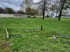 Вандалы сломали кресты на могилах жертв Голодомора в харьковском парке Памяти