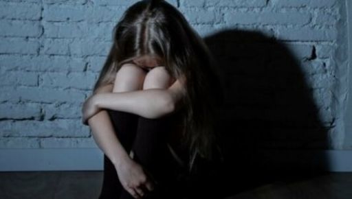 У Харкові до довічного увʼязнення засудили чоловіка, який 4 роки ґвалтував падчерку