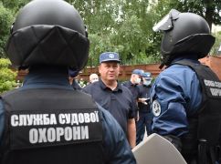 Служба судової охорони розповіла, яку зброю намагаються пронести до місцевих судів мешканці Харківщини