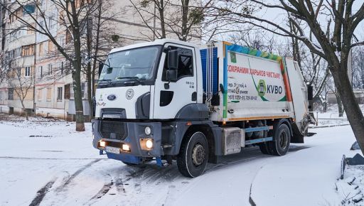 В Харькове коммунальщики показали горожанам, как не нужно выбрасывать мусор