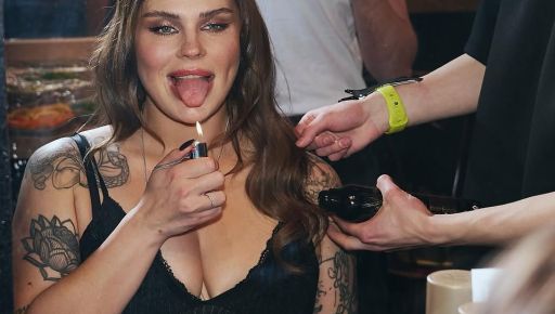 У райдер додали вогнегасники: харківська солістка гурту KAZKA показала гарячі фото з туру