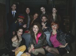 В Харькове покажут премьеру комедии "100 тысяч": герои окажутся в 90-х