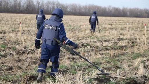 Тероборонівці показали, як сапери ювелірно шукають вибухівку в полях на Харківщині
