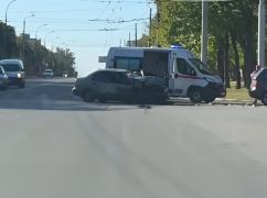 Не поделили перекресток: В Харькове столкнулись два автомобиля