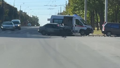 Не поделили перекресток: В Харькове столкнулись два автомобиля