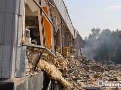 Камеры зафиксировали момент попадания российской ракеты по Дворцу спорта в Харькове