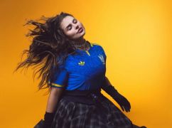 Харьковская солистка группы KAZKA примерила новую выездную форму сборной Украины