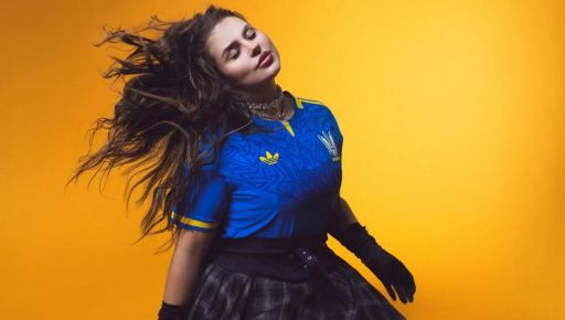 Харьковская солистка группы KAZKA примерила новую выездную форму сборной Украины