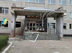 Понівечений прапор і розбиті стіни: Кадри після нічних обстрілів на Чугуївщині