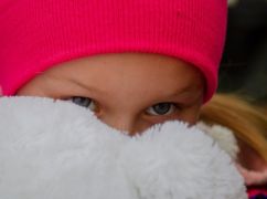 Принудительная эвакуация на Харьковщине: Из-под российских обстрелов спасли 182 ребенка