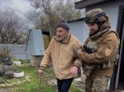 На Харківщині евакуаційний екіпаж ховався від дронів, рятуючи сліпого чоловіка