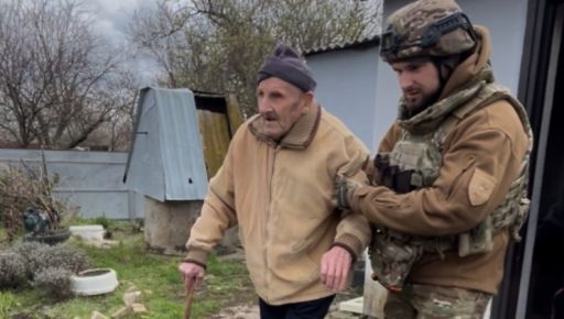 На Харківщині евакуаційний екіпаж ховався від дронів, рятуючи сліпого чоловіка