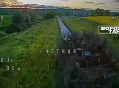 Пограничники разнесли танк и транспорт россиян на Харьковщине: кадры с фронта