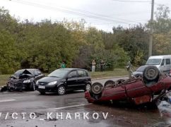 В Харькове в результате ДТП автомобиль перевернулся на крышу