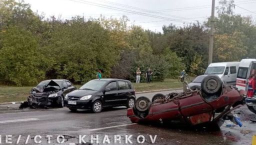 В Харькове в результате ДТП автомобиль перевернулся на крышу