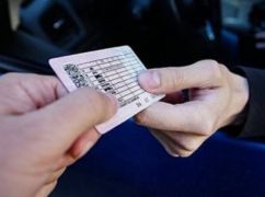 В Харьковской области водитель с поддельным удостоверением пытался откупиться от полиции 10 тыс. грн