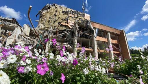 У Лозовій почали демонтаж зруйнованого росіянами палацу культури 
