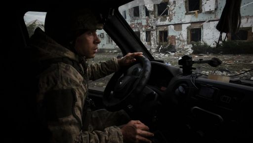 На Харьковщине эвакуационный экипаж прятался от дронов, спасая слепого мужчину