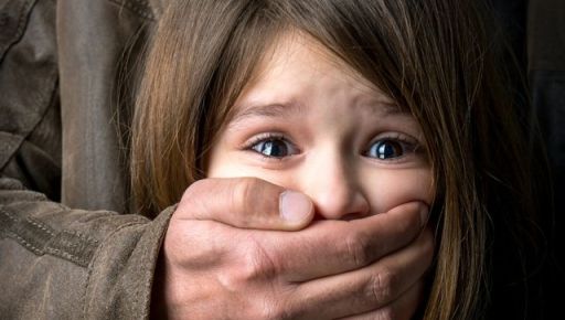 На Харьковщине 10-летний, подражая взрослым фильмам, насиловал 7-летнюю соседку
